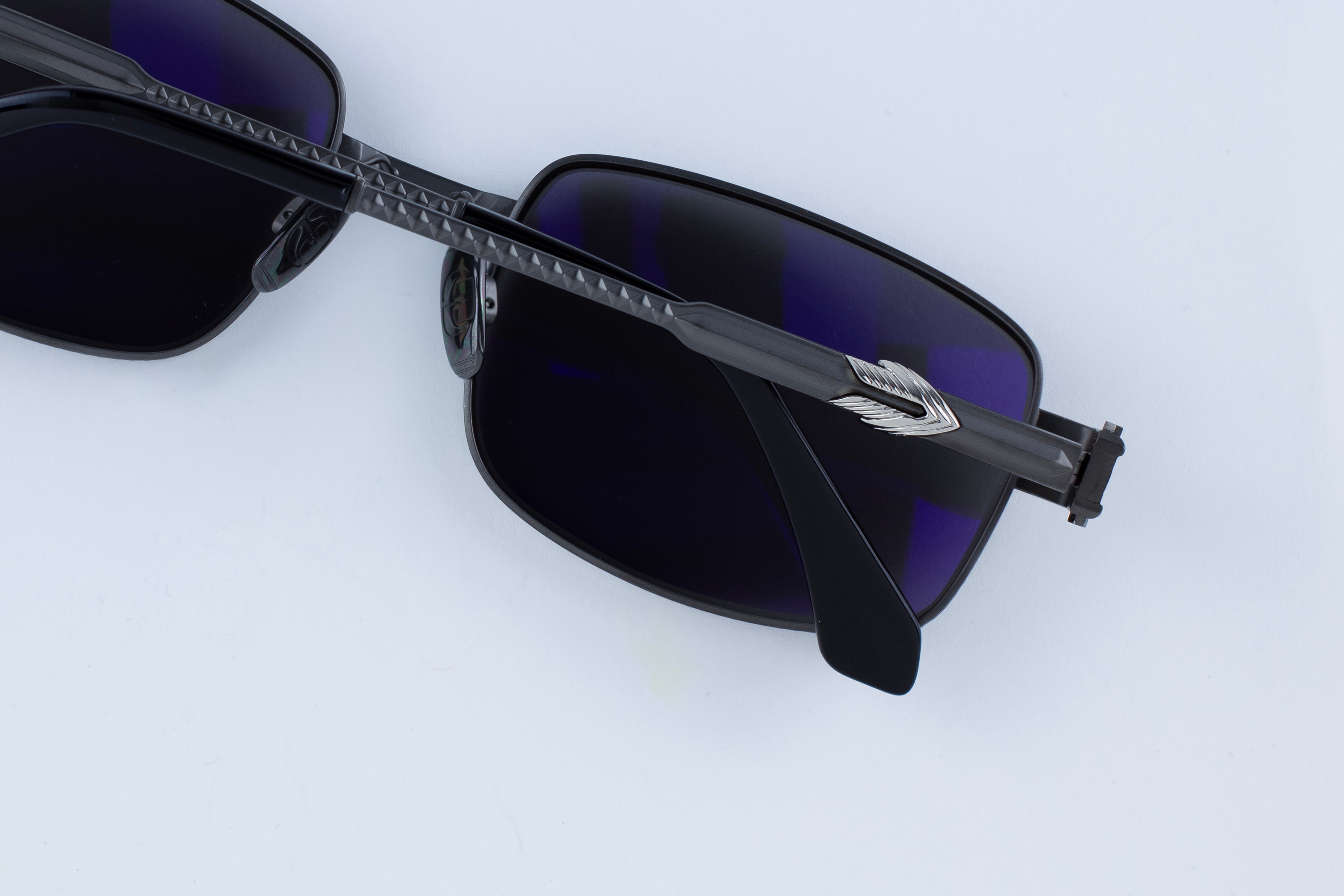 EAGLE - BLACK GRADIENT