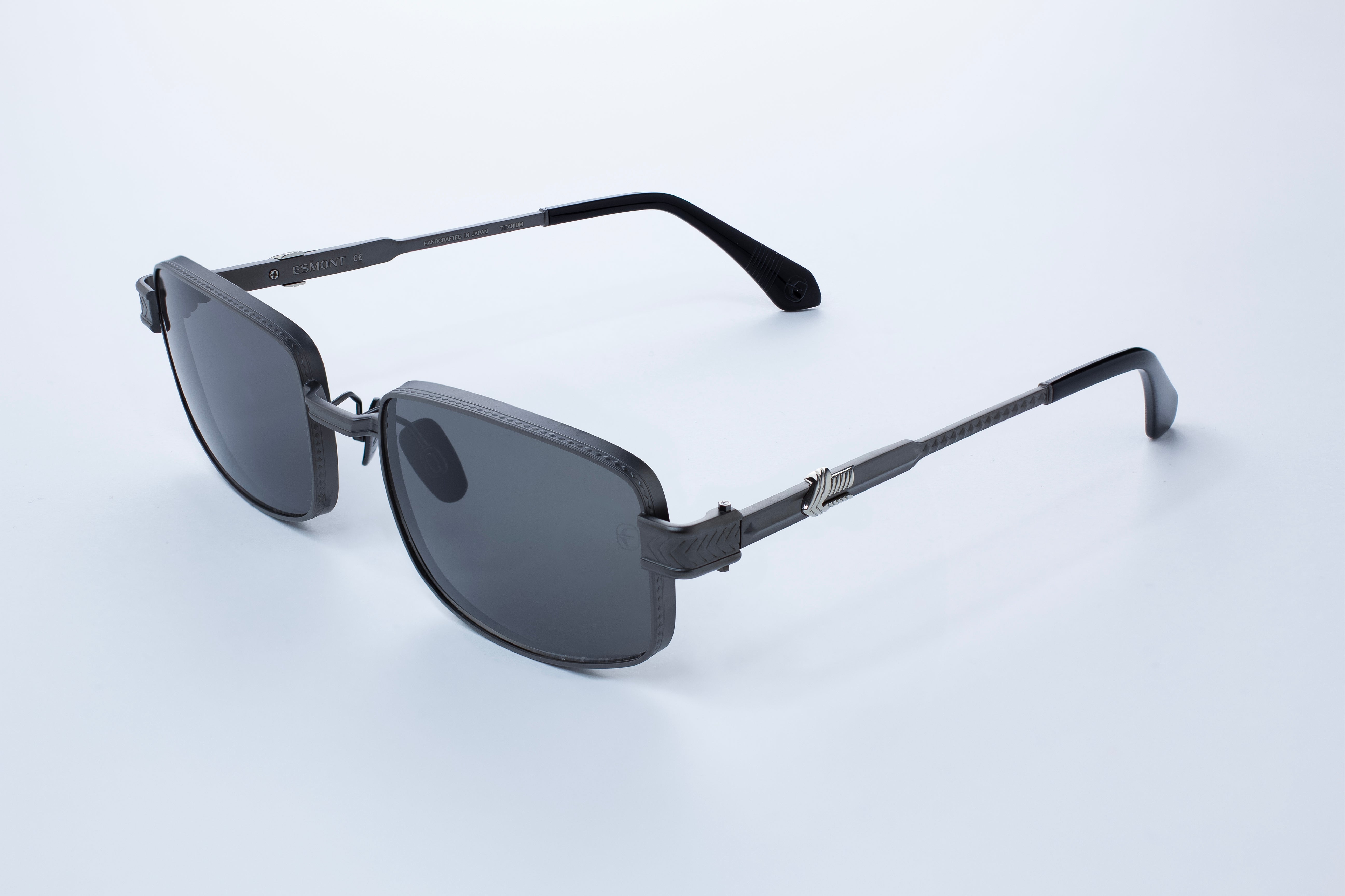 EAGLE - BLACK GRADIENT